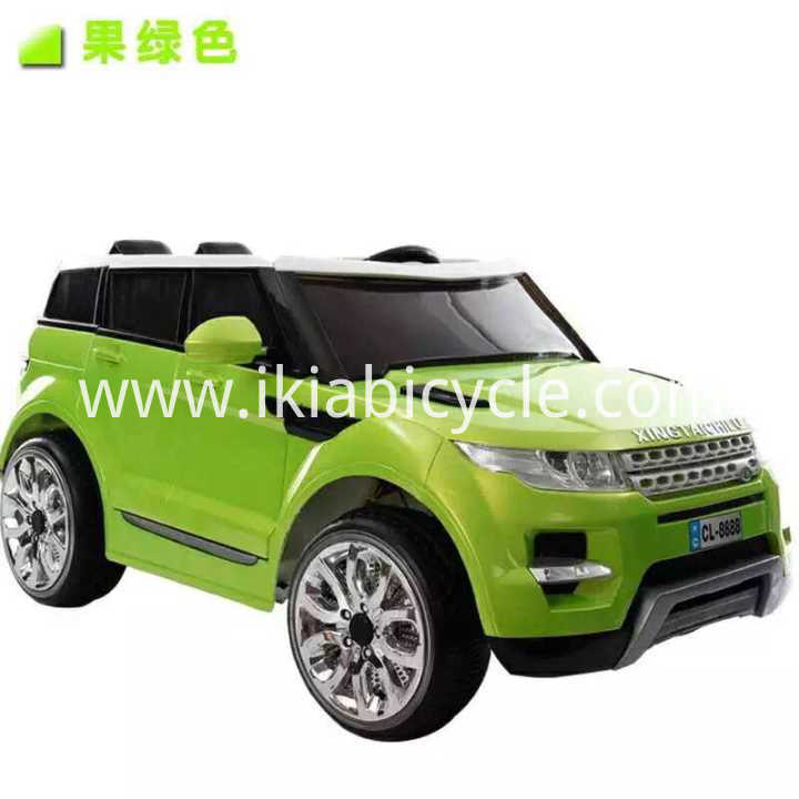 Viridi color popularibus hedum ride in currus